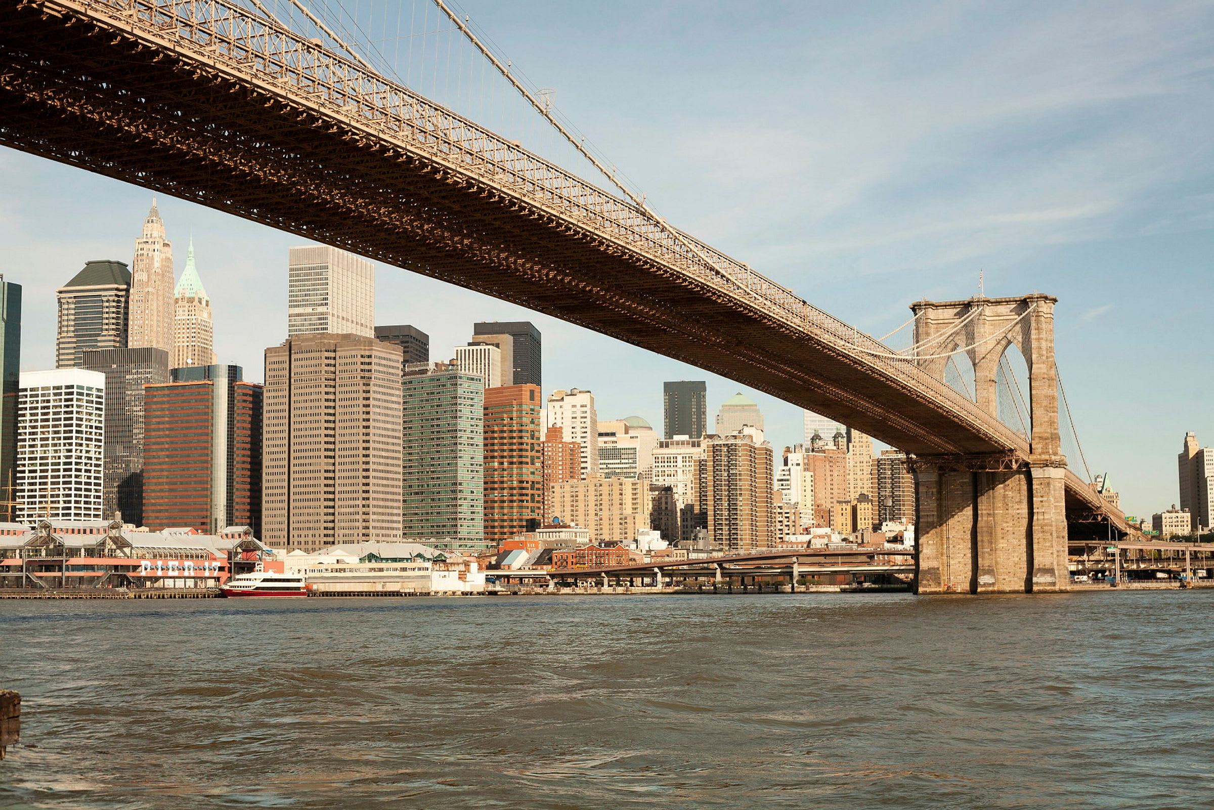 Brooklyn-broen over East River med skyskrabere i baggrunden. (AI-genereret tekst)