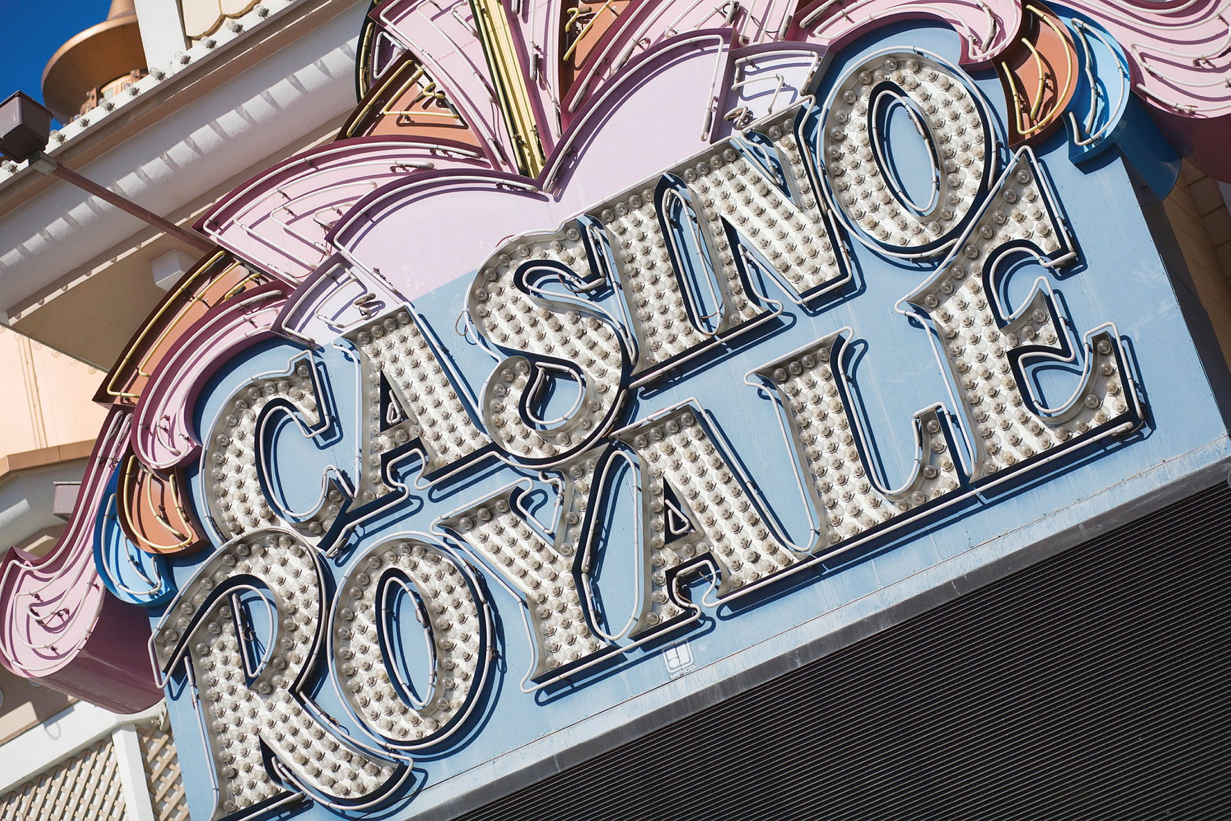 Skilt med teksten "Casino Royale" med lysdekoration. (AI-genereret tekst)