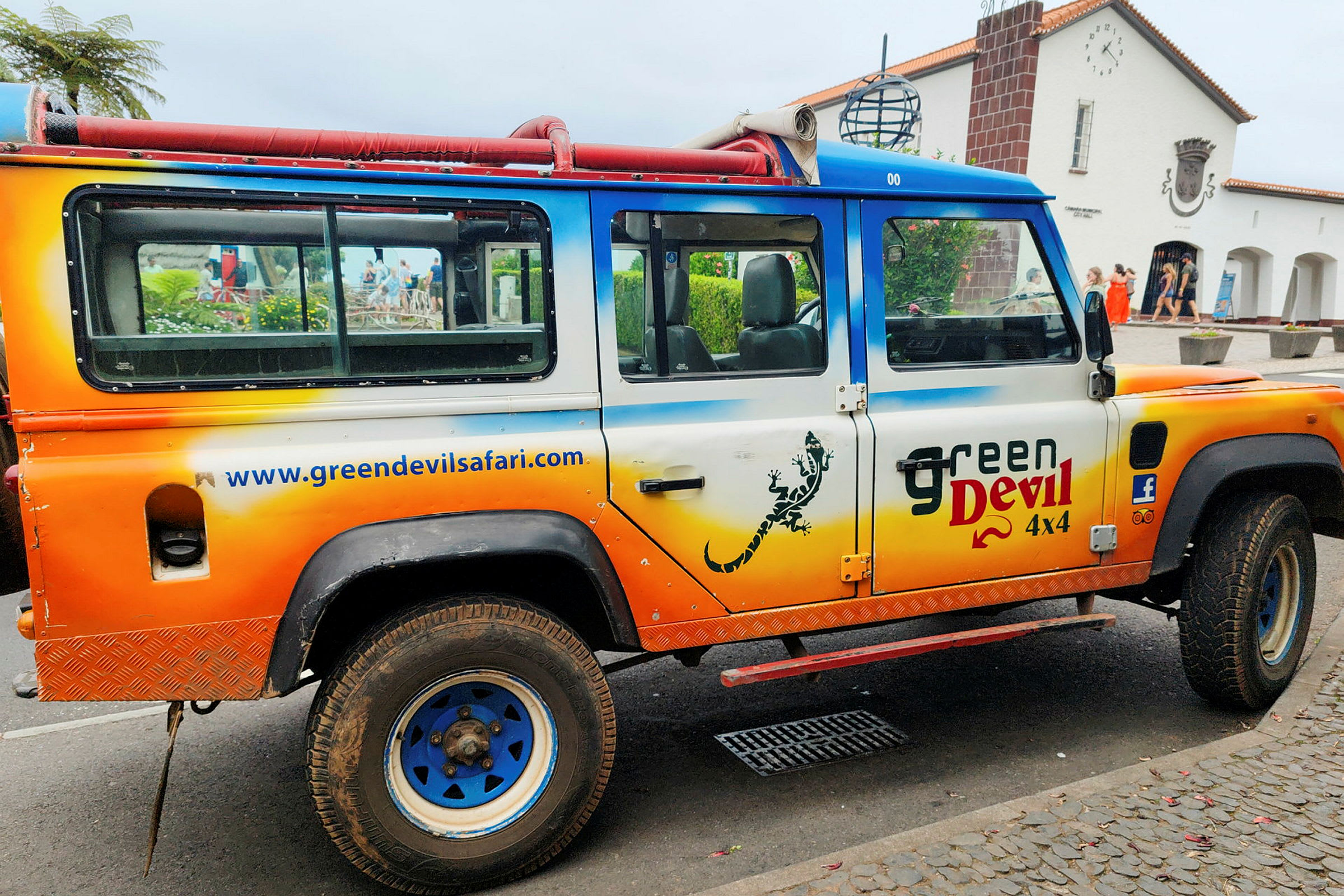 Firehjulstrukket bil med farverigt design og teksten 'Green Devil Safari 4x4'. (AI-genereret tekst)