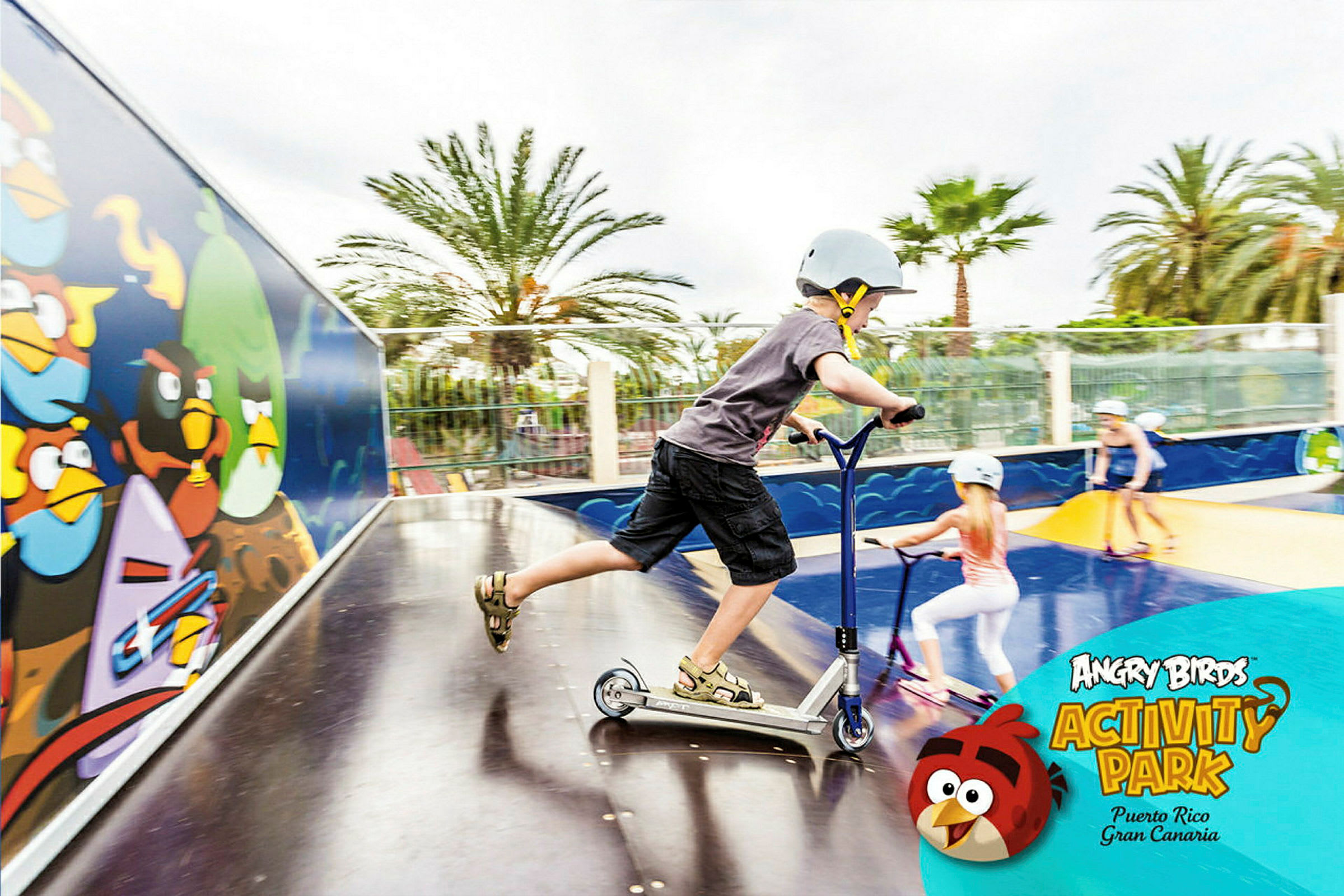Person kører på løbehjul i Angry Birds Activity Park i Puerto Rico, Gran Canaria. (AI-genereret tekst)