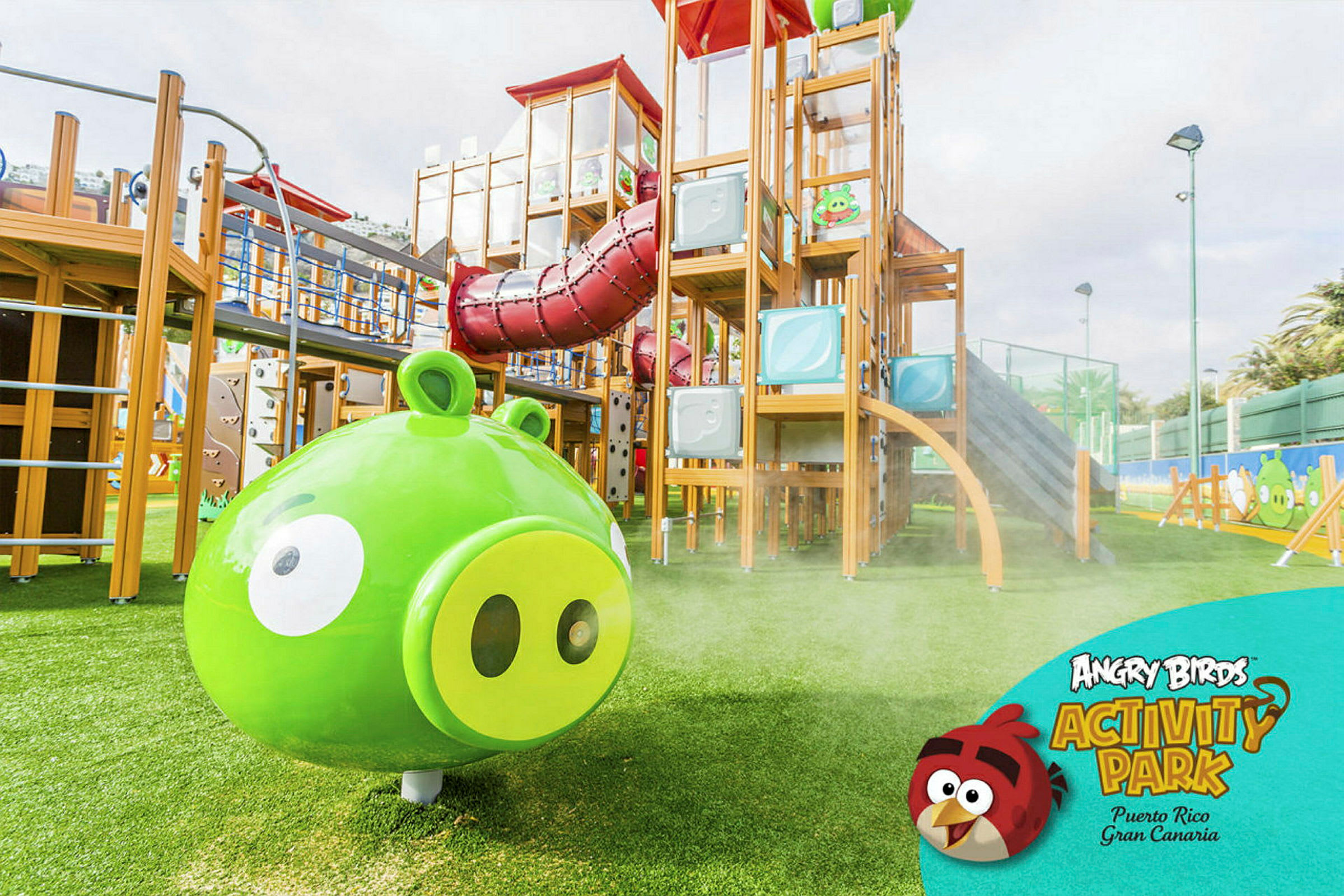 Legeplads inspireret af Angry Birds med grønt græs og figurer. (AI-genereret tekst)