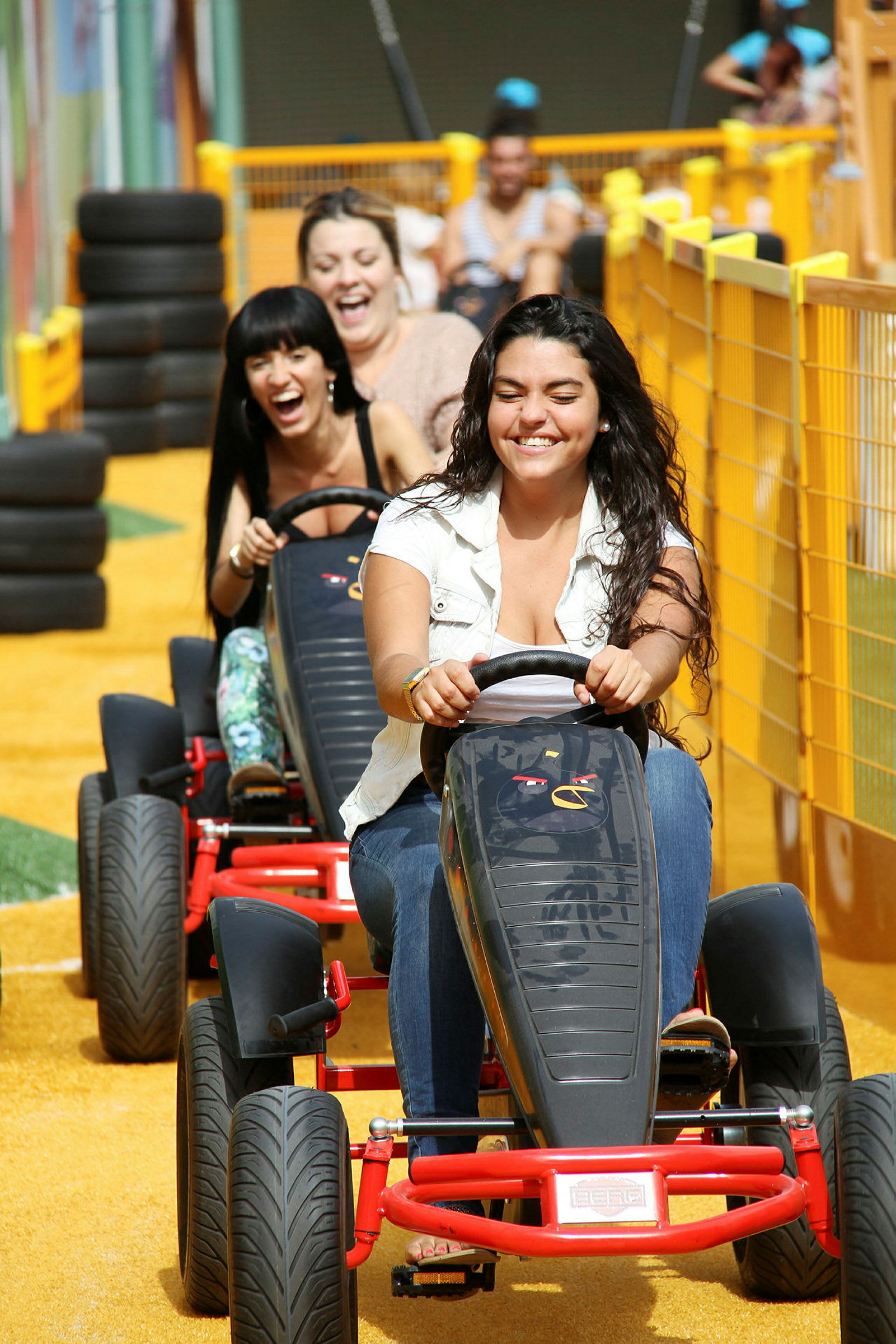 Personer på en pedal-gokart-bane. (AI-genereret tekst)