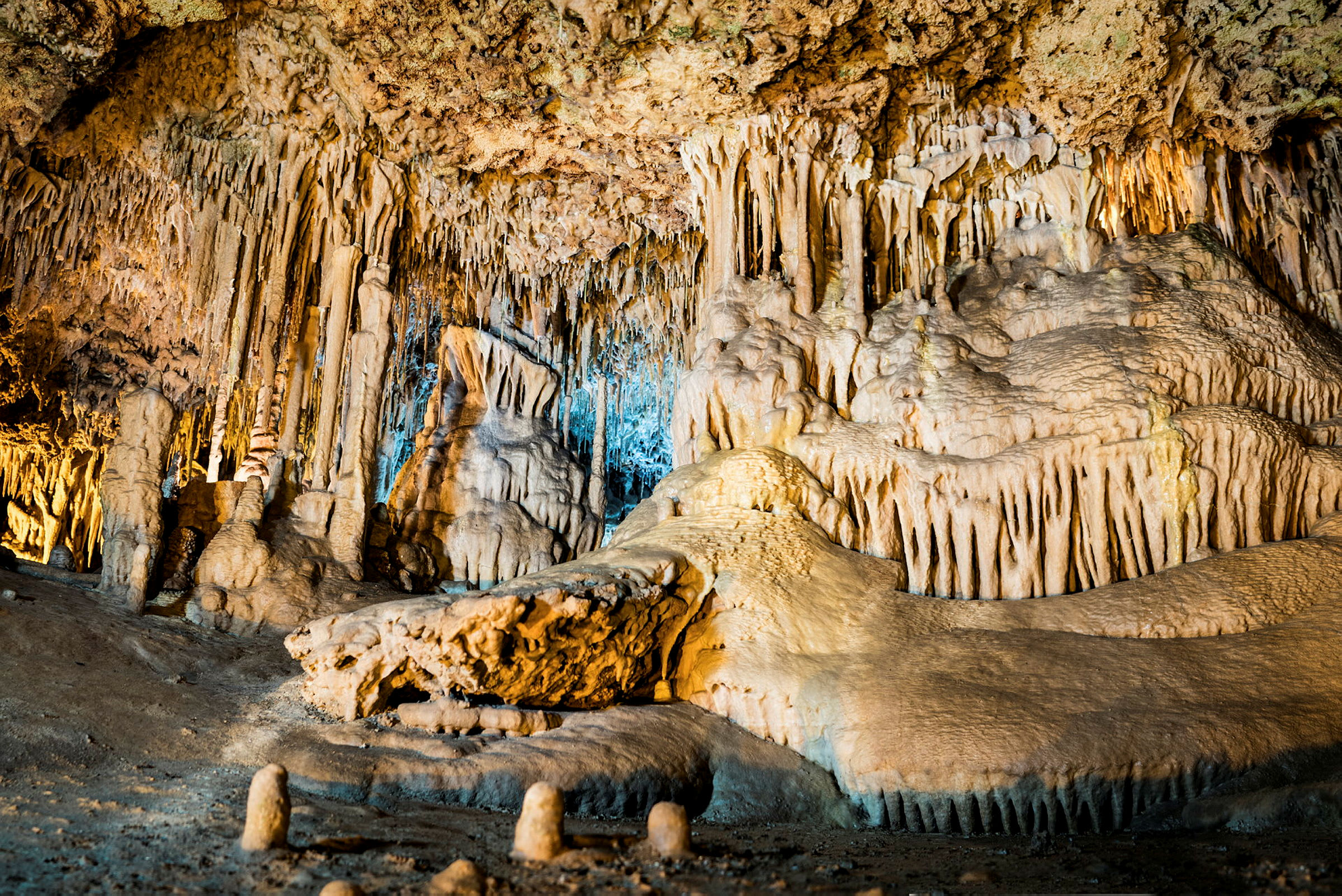 Et billede af en kalkstenshule med stalaktitter og stalagmitter. (AI-genereret tekst)