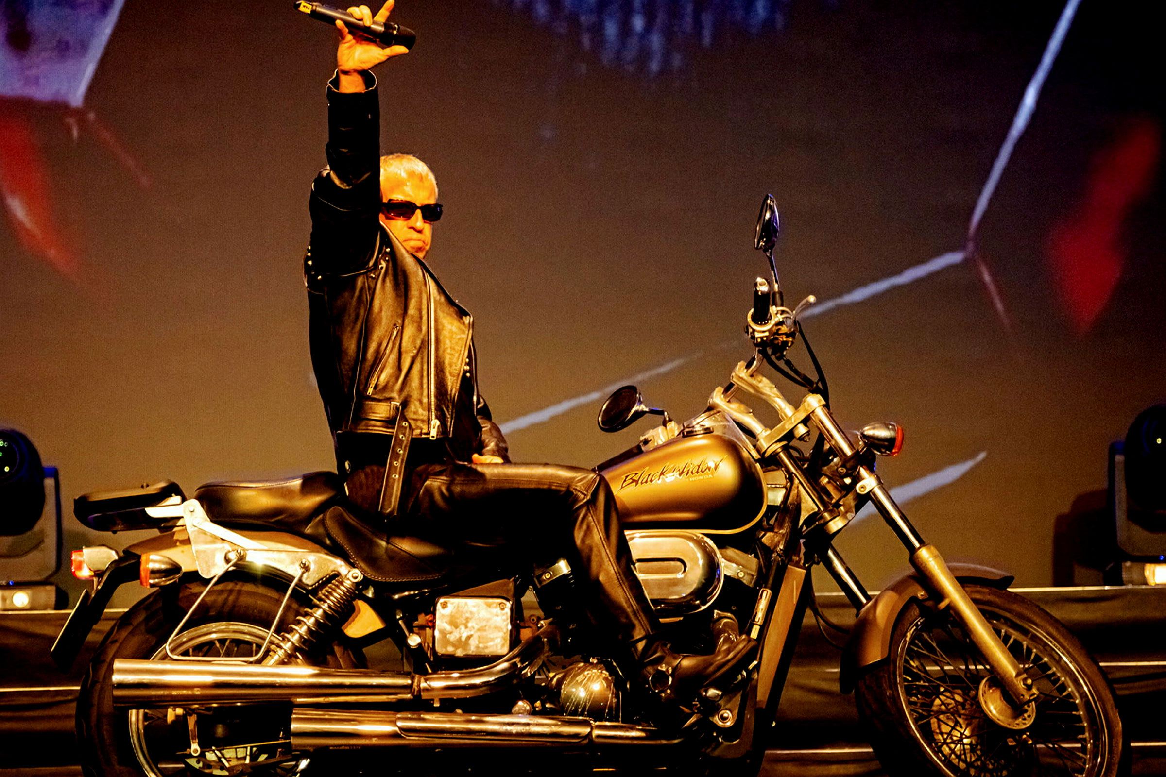 Person iført lædertøj poserer på en motorcykel. (AI-genereret tekst)