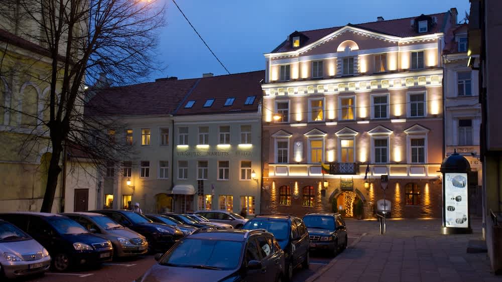 Overnatningsstedets facade – aften/nat