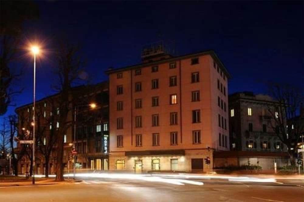 Overnatningsstedets facade – aften/nat