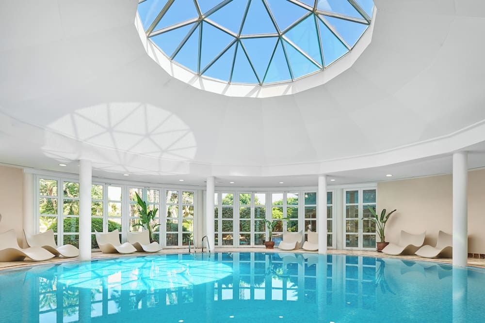 Indendørs pool