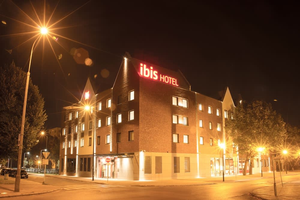 Overnatningsstedets facade – aften/nat