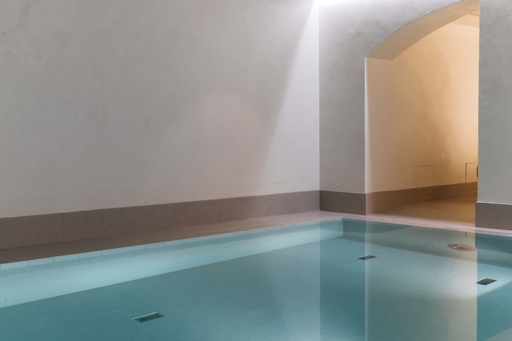 Indendørs pool