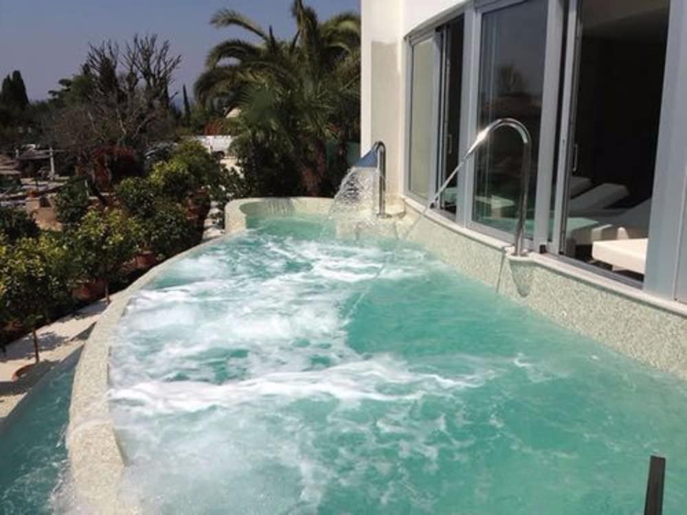 Vandfald i poolen