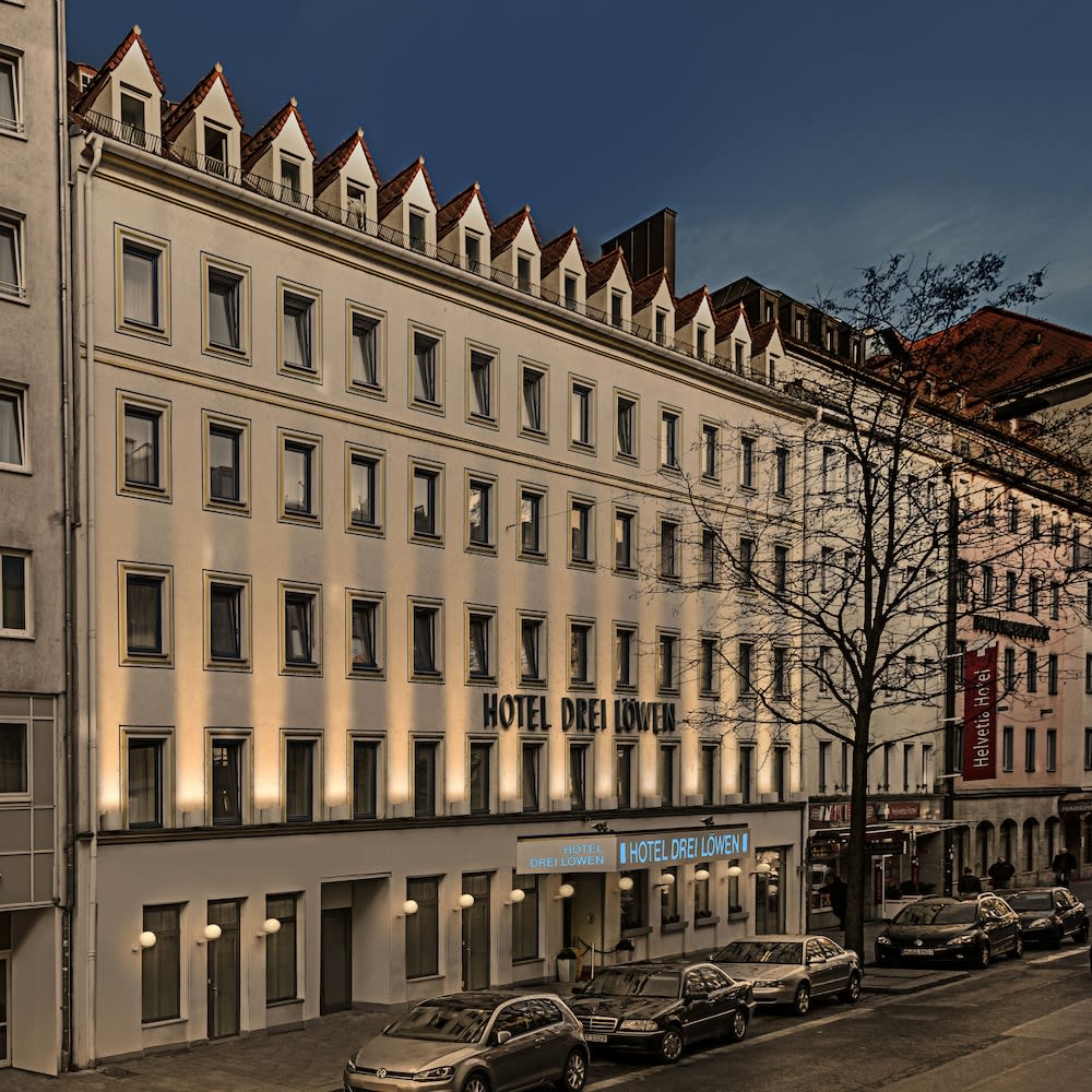 Overnatningsstedets facade – aften/nat