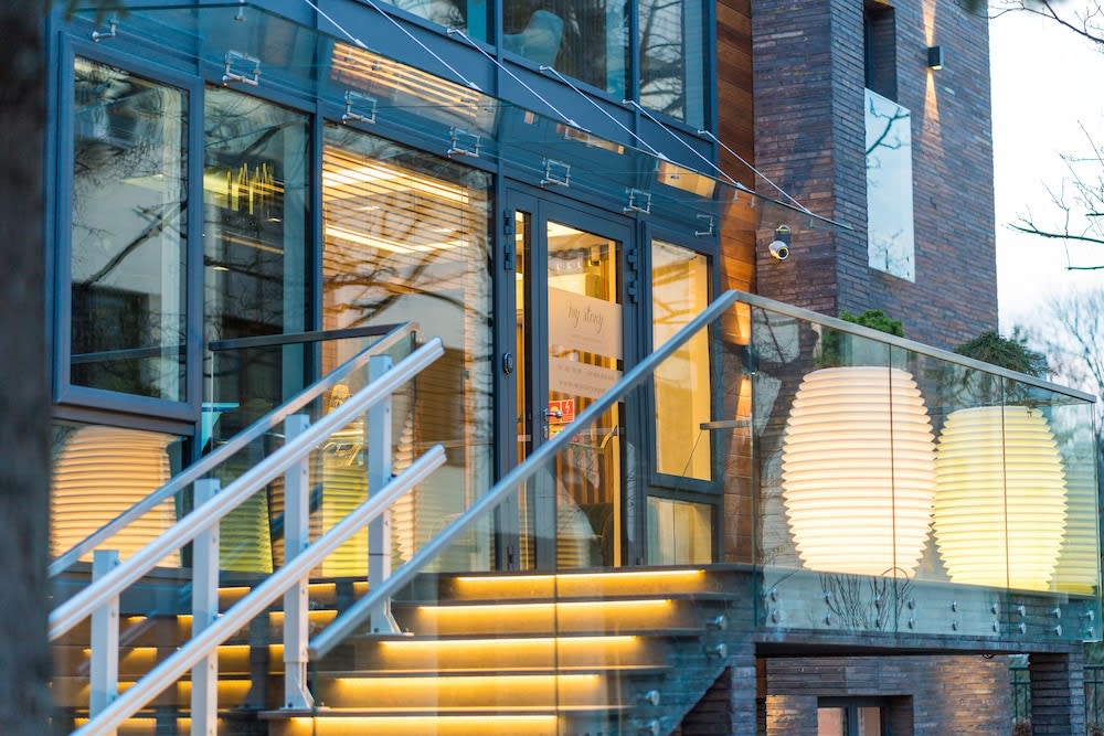 Overnatningsstedets facade – aften/nat