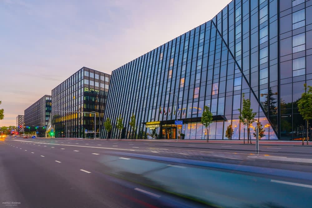 Overnatningsstedets facade – aften/nat