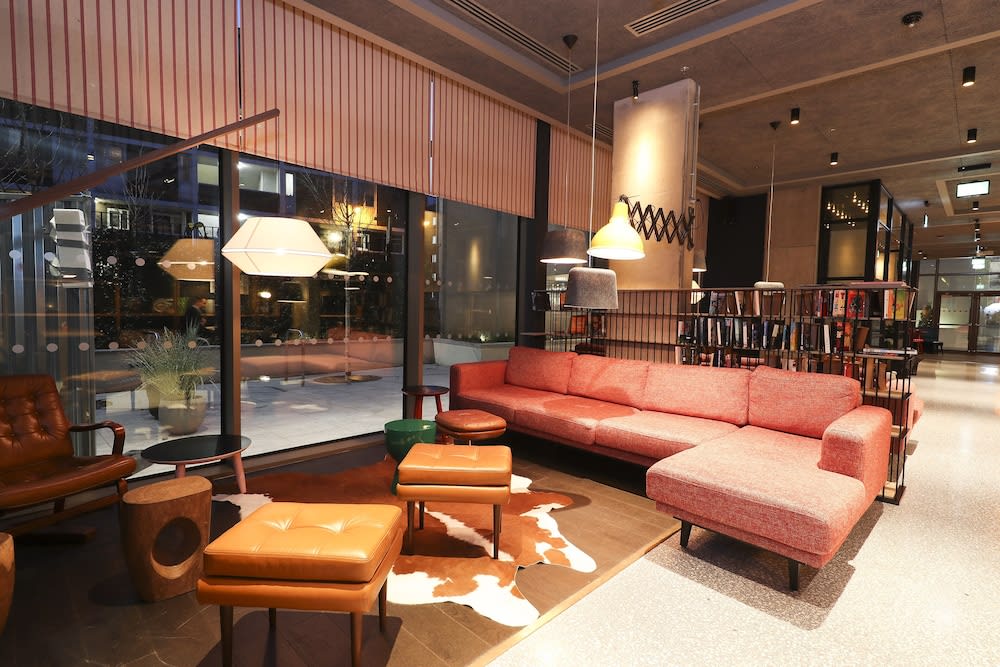 Siddeområde i lobbyen