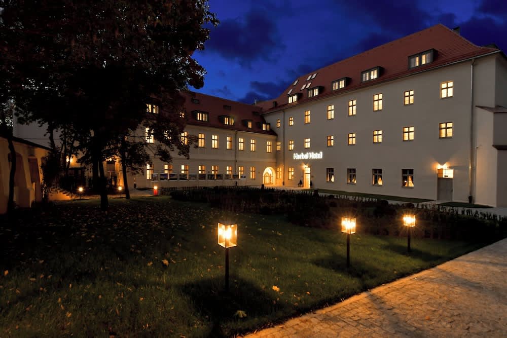 Overnatningsstedets facade – aften/nat