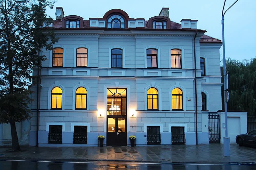 Overnatningsstedets facade – aften/nat