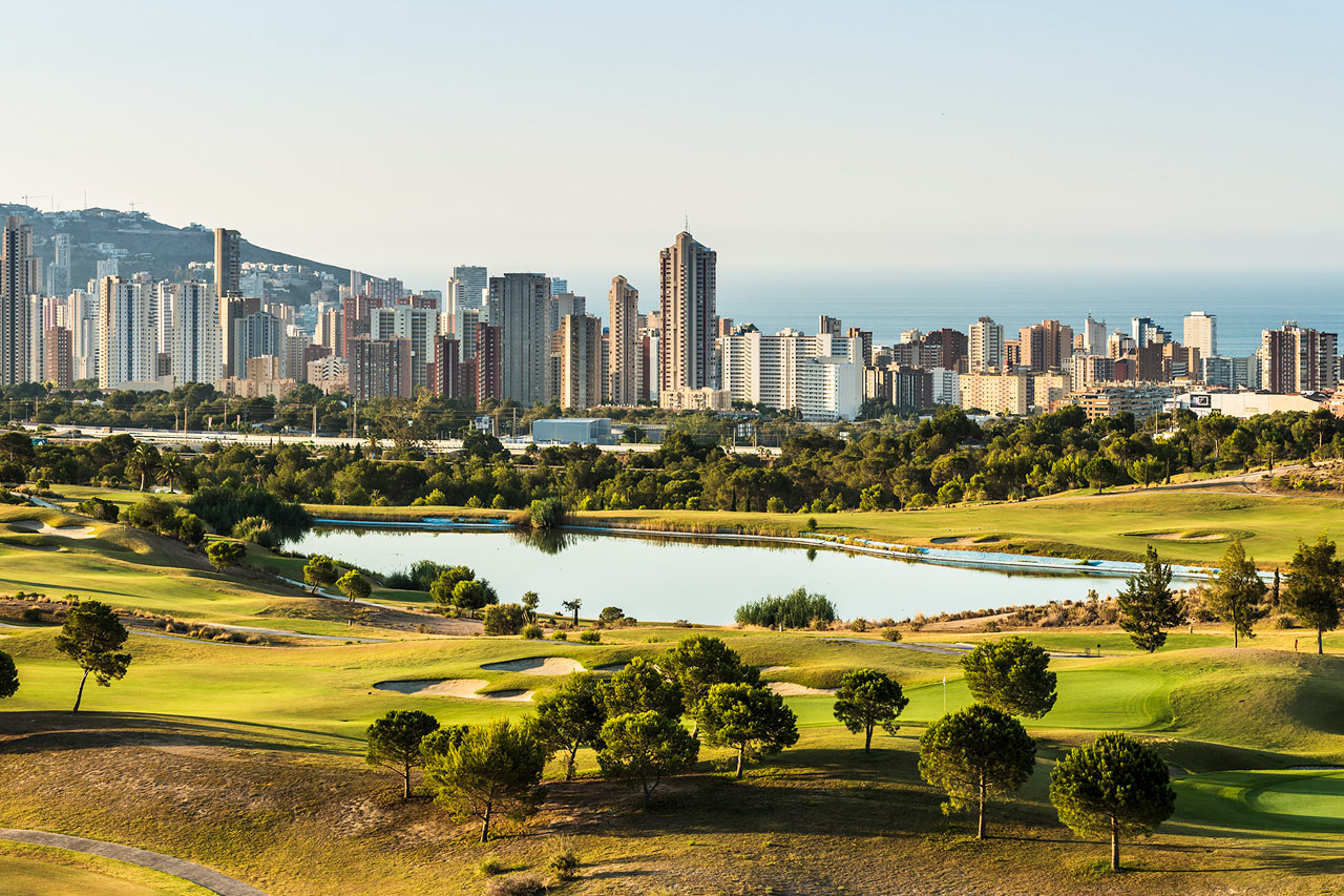 Fra Levante Golf er der udsigt over Benidorm