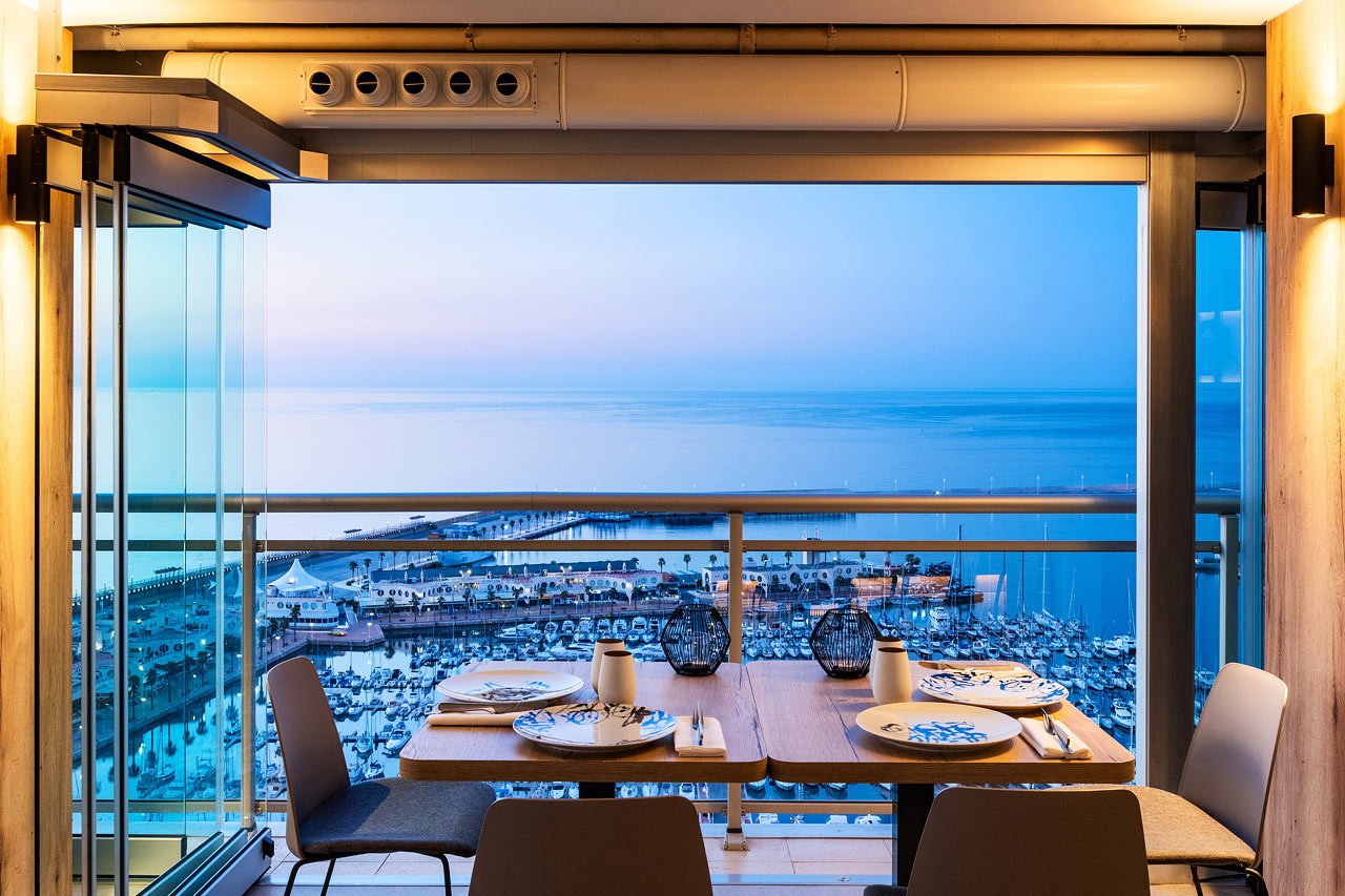 A la carte-restauranten tilbyder både international mad og middelhavsretter