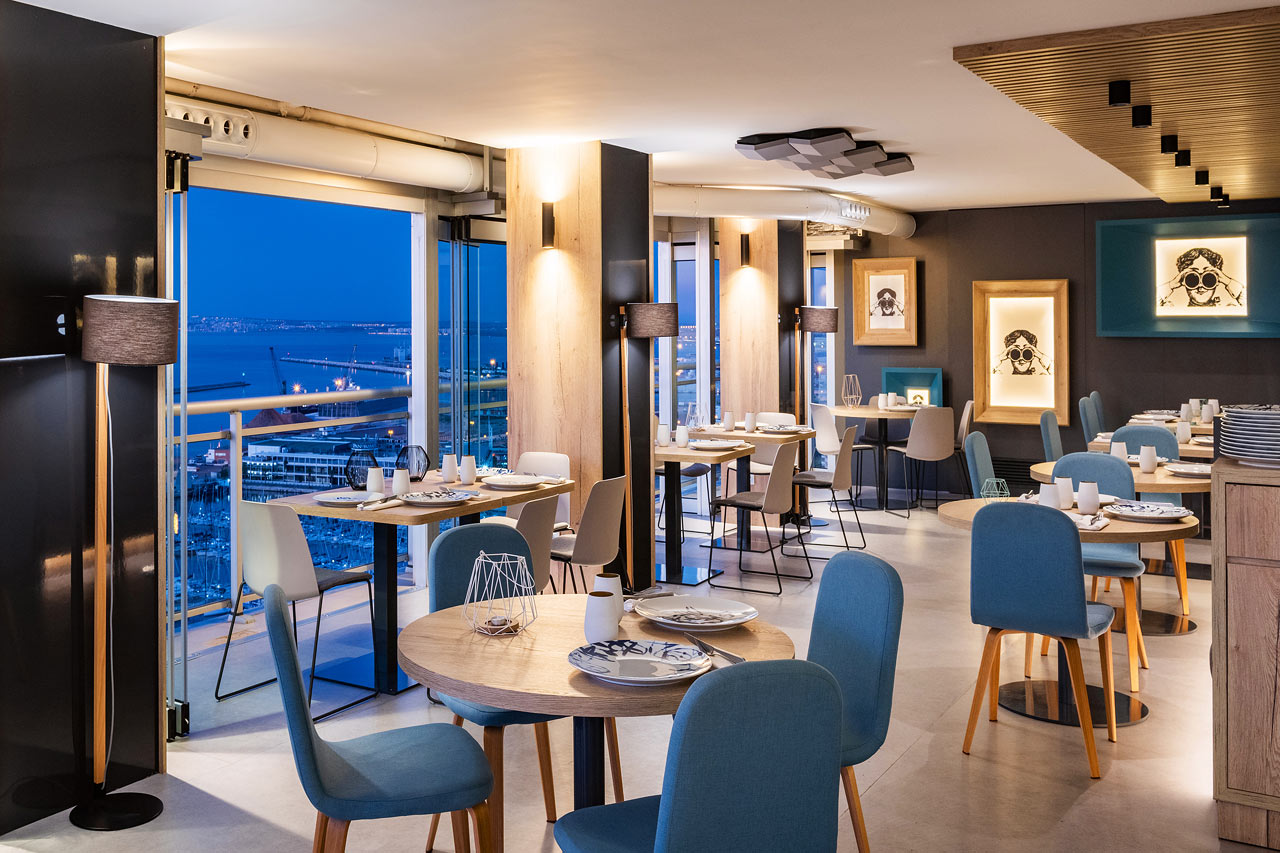 Hotellets a la carte-restaurant er åben til frokost og middag