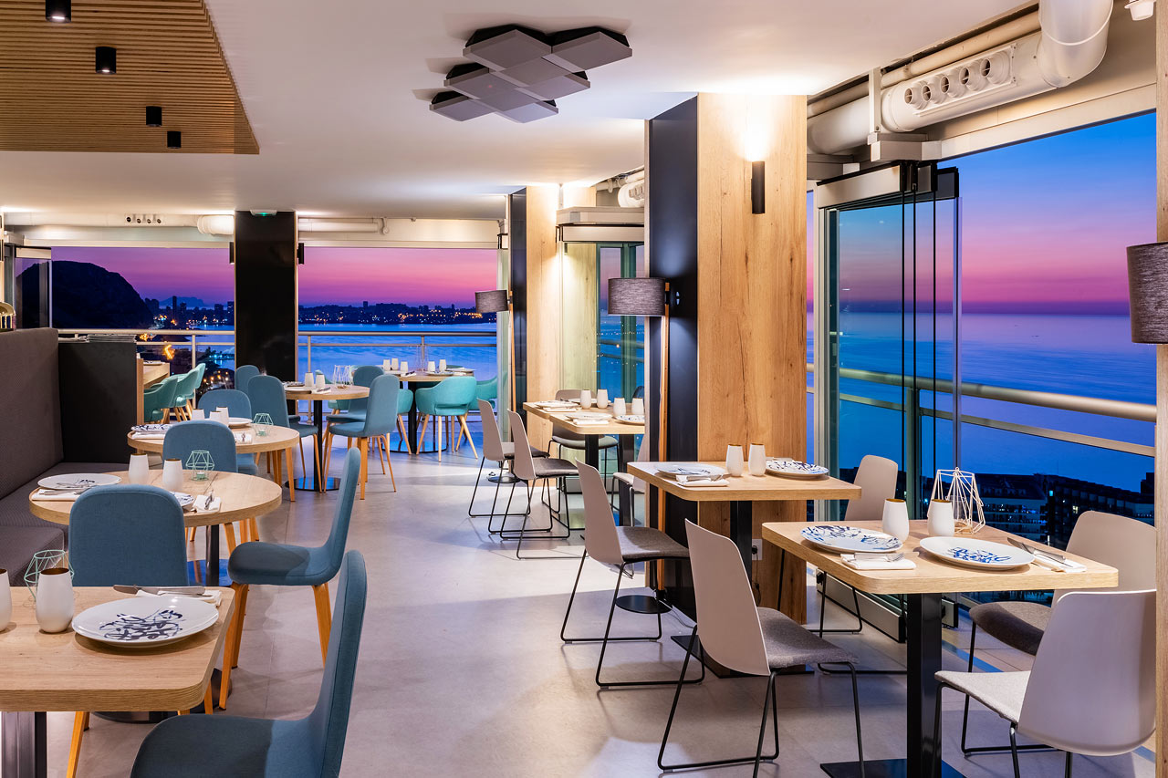 Nyd et godt måltid mad i hotellets a la carte-restaurant