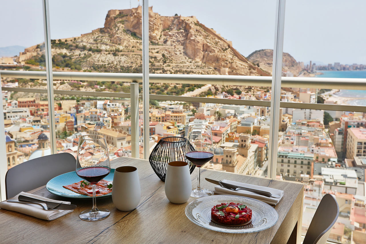 Fra hotellets a la carte-restaurant er der flot udsigt over byen