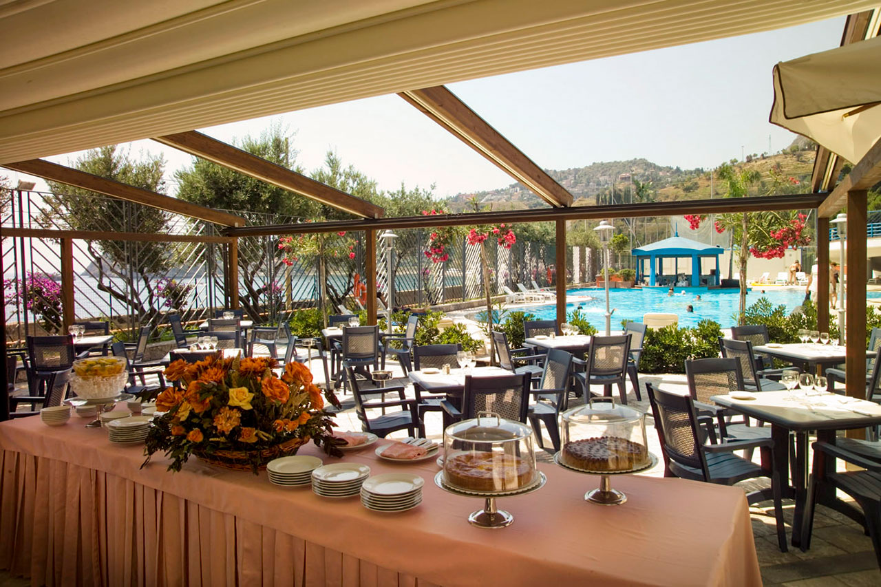 Beach club cirka 1,5 km fra hotellet