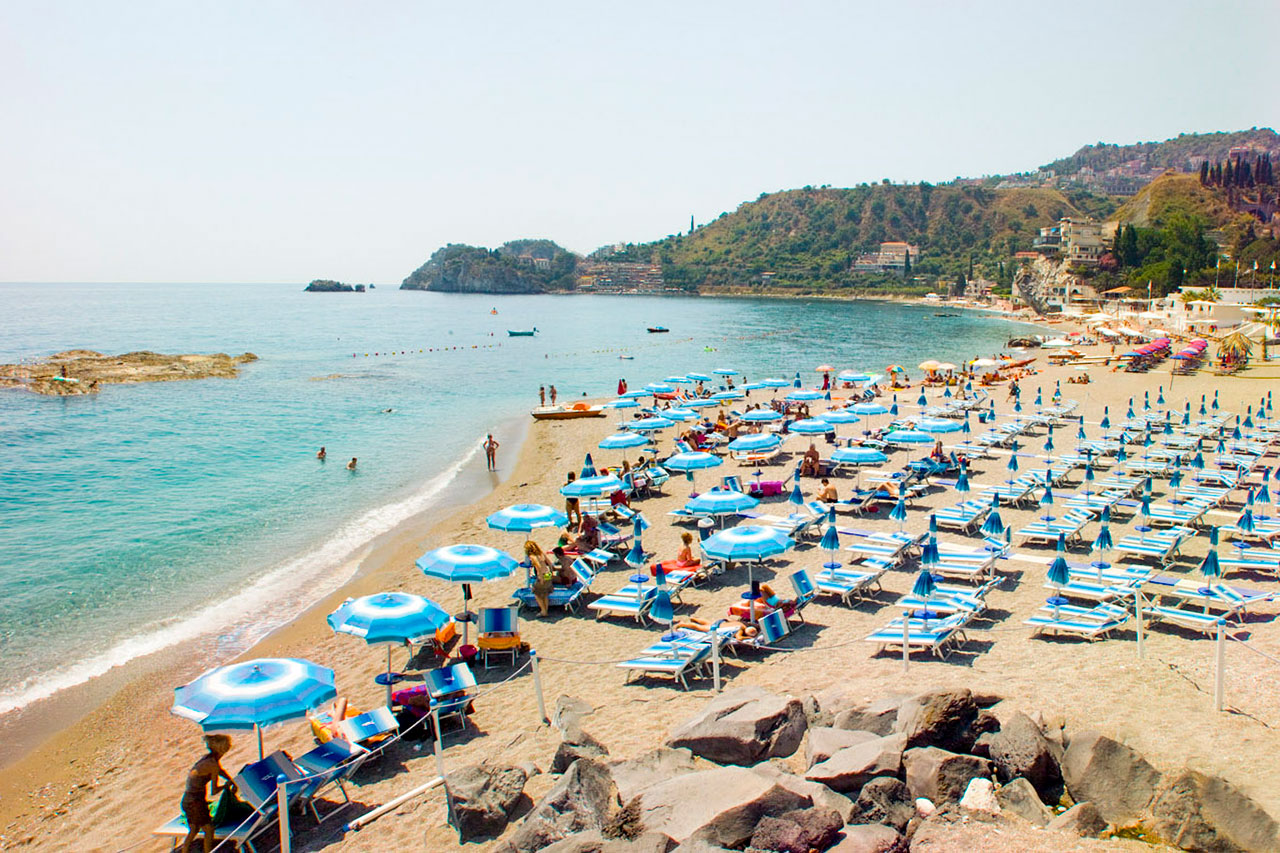 Beach club cirka 1,5 km fra hotellet