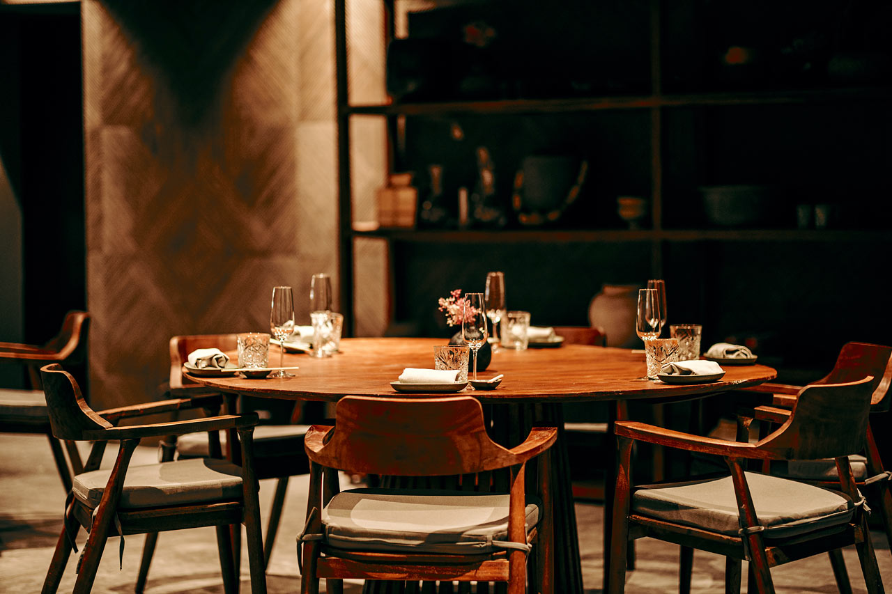 Hotellets a la carte-restaurant OKU serverer asiatiske og sydamerikanske retter