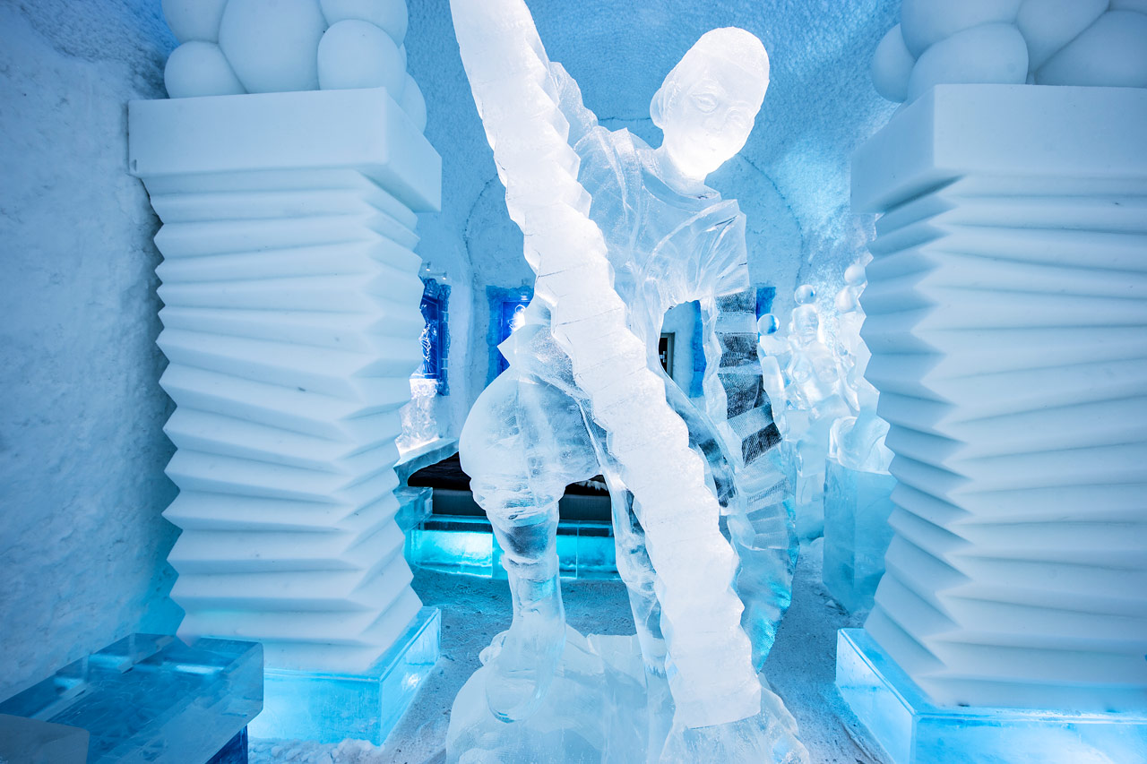 Kunstsuite Hang Loose. Design af Edith Van de Wetering og Wilfred Stijger. Icehotel 365. Foto af Asaf Kliger.