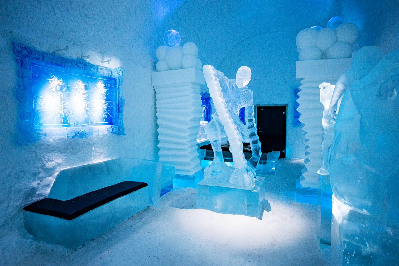 Kunstsuite Hang Loose. Design af Edith Van de Wetering og Wilfred Stijger. Icehotel 365. Foto af Asaf Kliger.