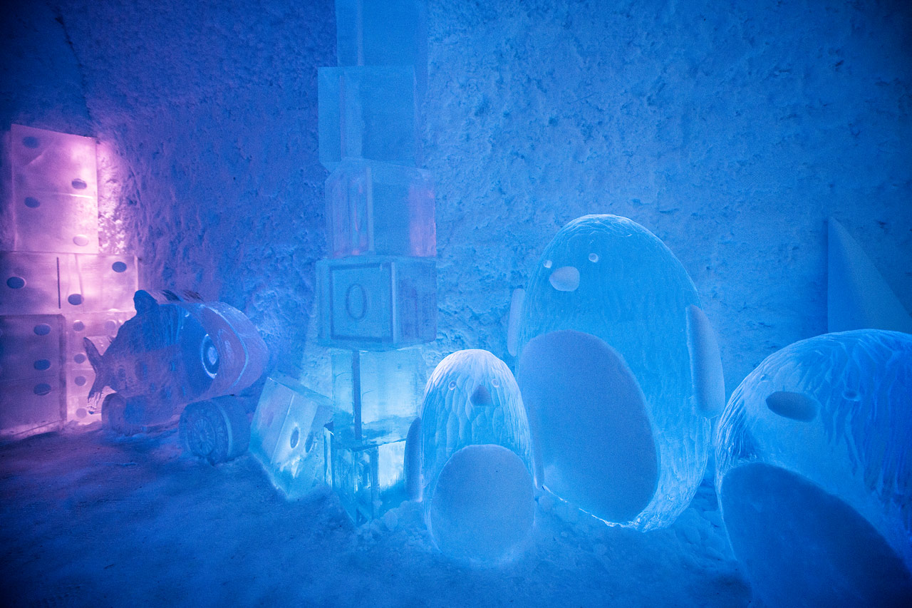 Deluxe-suite Toybox. Design af Wouter Biegelaar og Viktor Tsarski. Icehotel 365. Foto af Asaf Kliger.