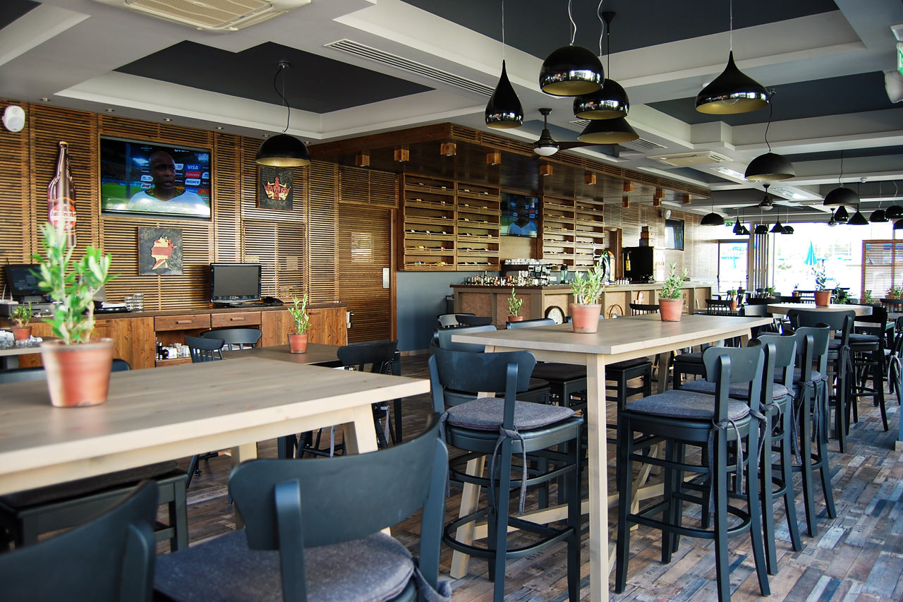 Kombineret bar og a la carte-restaurant