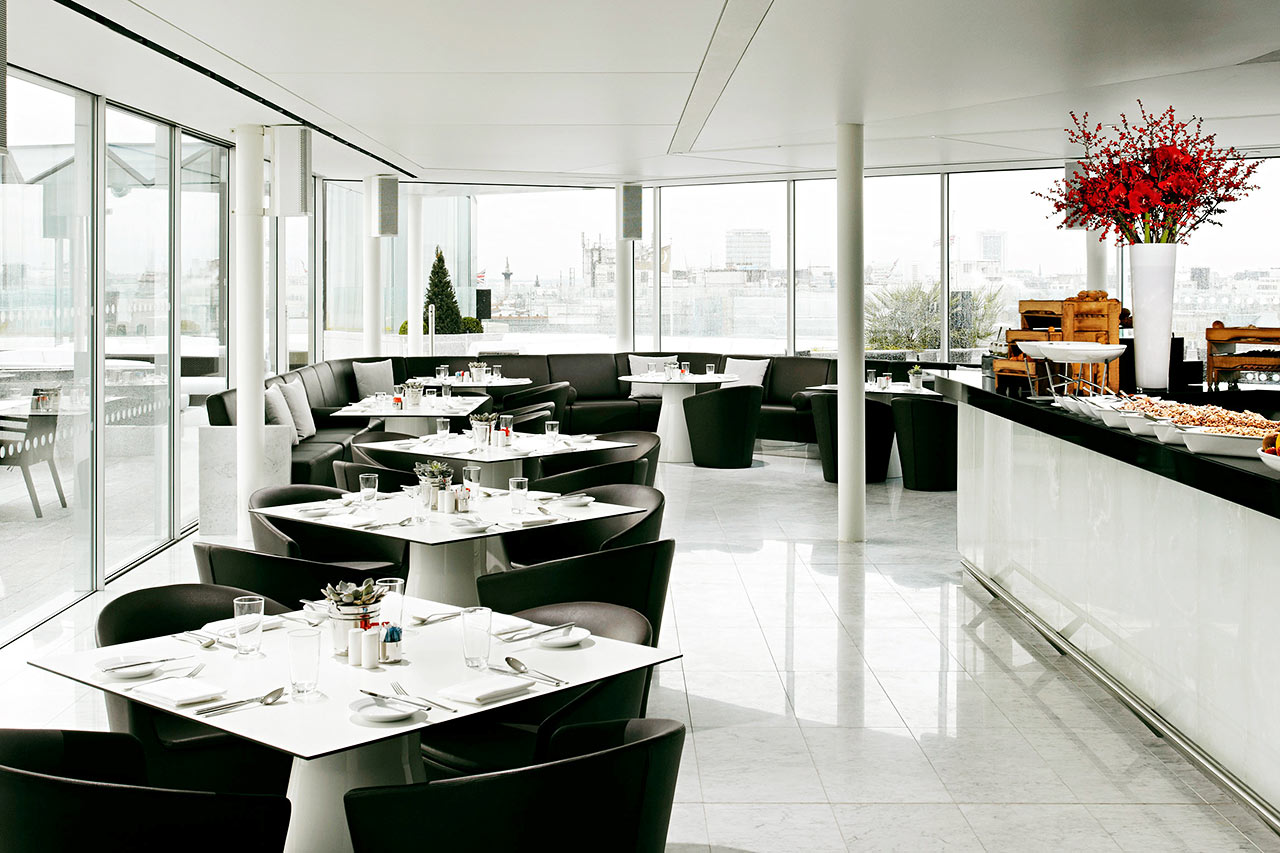 Morgenmadsservering i Radio Rooftop Bar