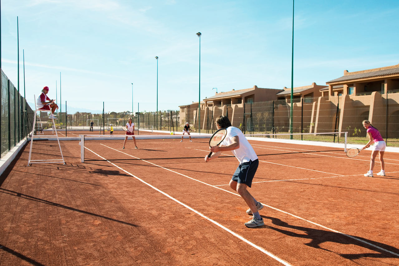 Tag et slag tennis med dine rejsefæller