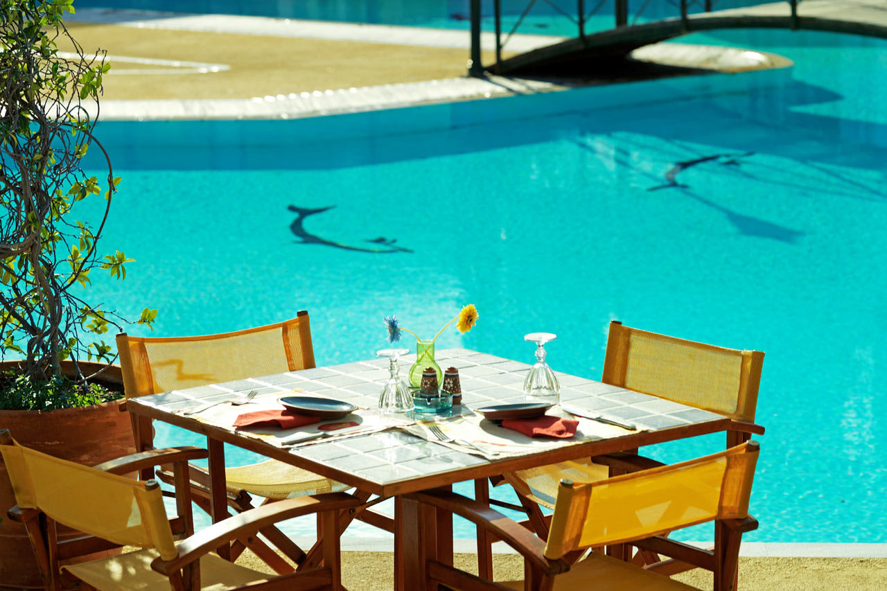 A la carte-restaurant med middelhavsretter ved poolen