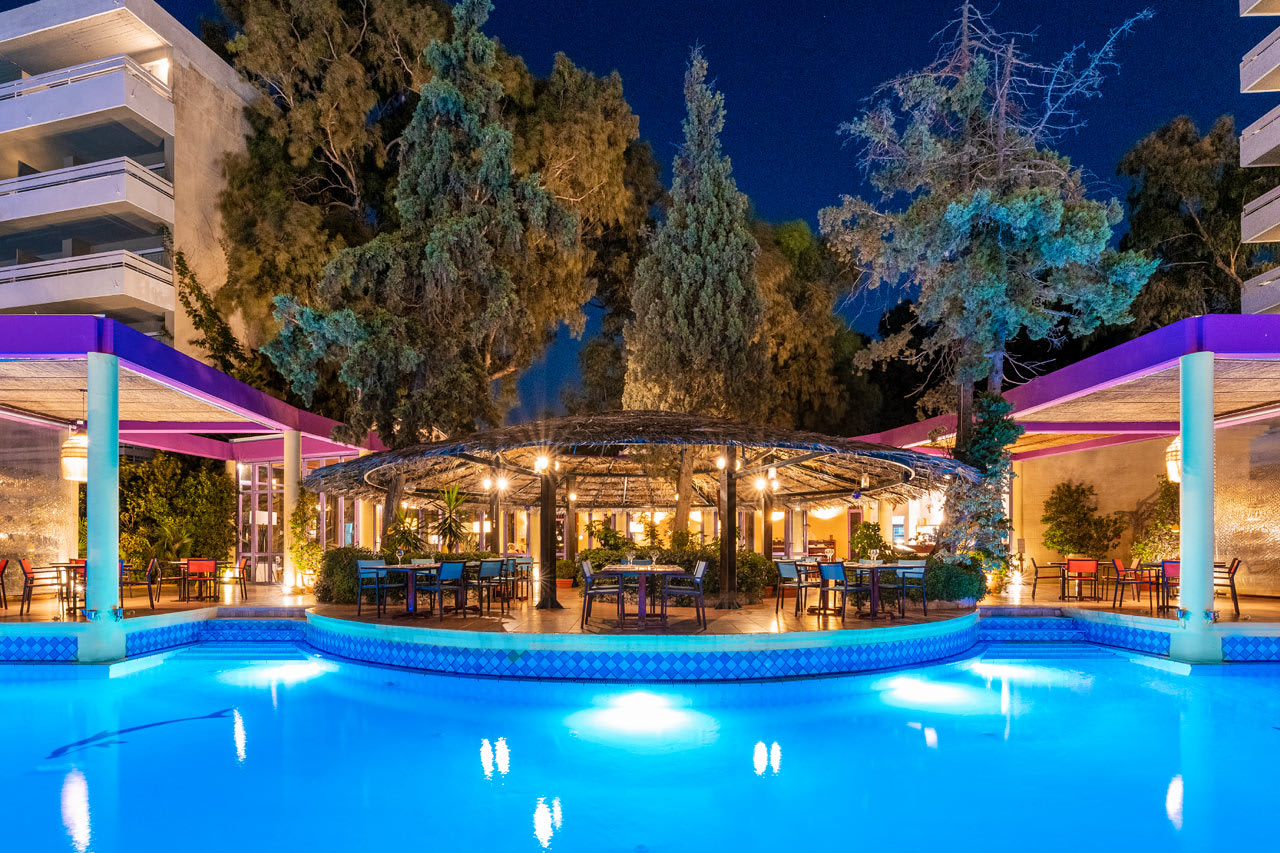 A la carte-restaurant med middelhavsretter ved poolen