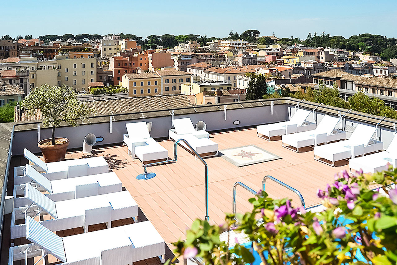 Hotellets tagterrasse med pool