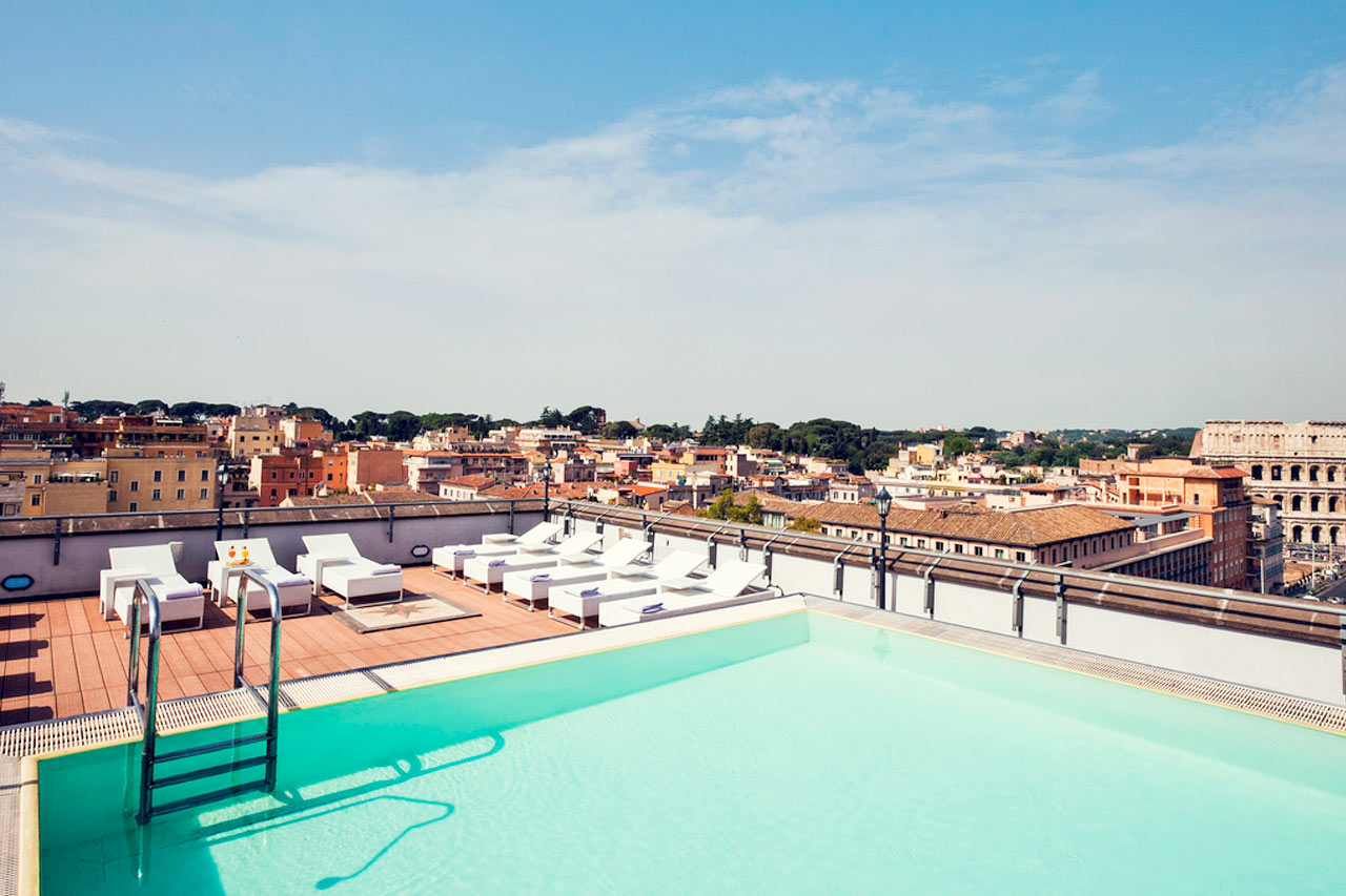 Hotellets tagterrasse med pool