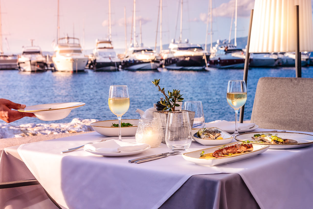 A la carte-restaurant med skaldyr og lokale retter