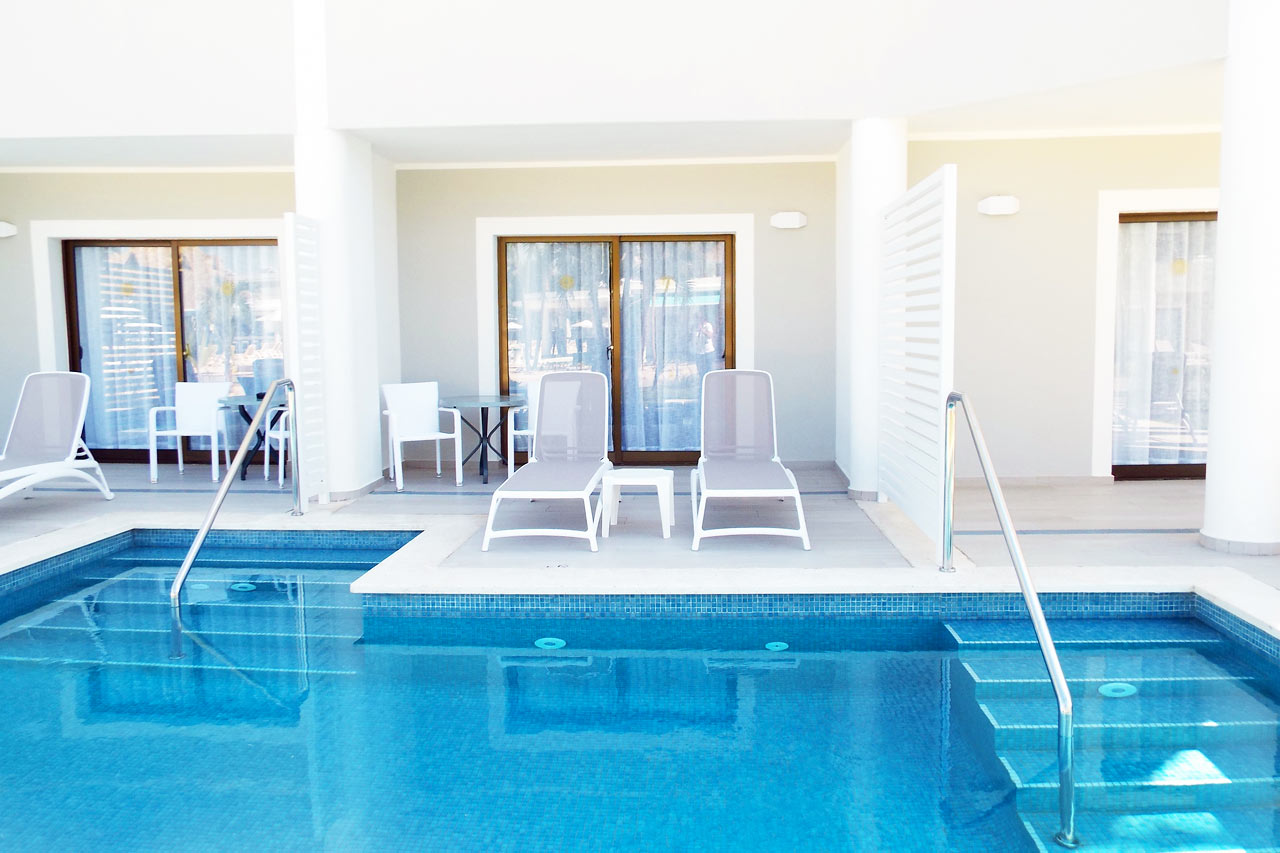Juniorsuite med direkte pooladgang