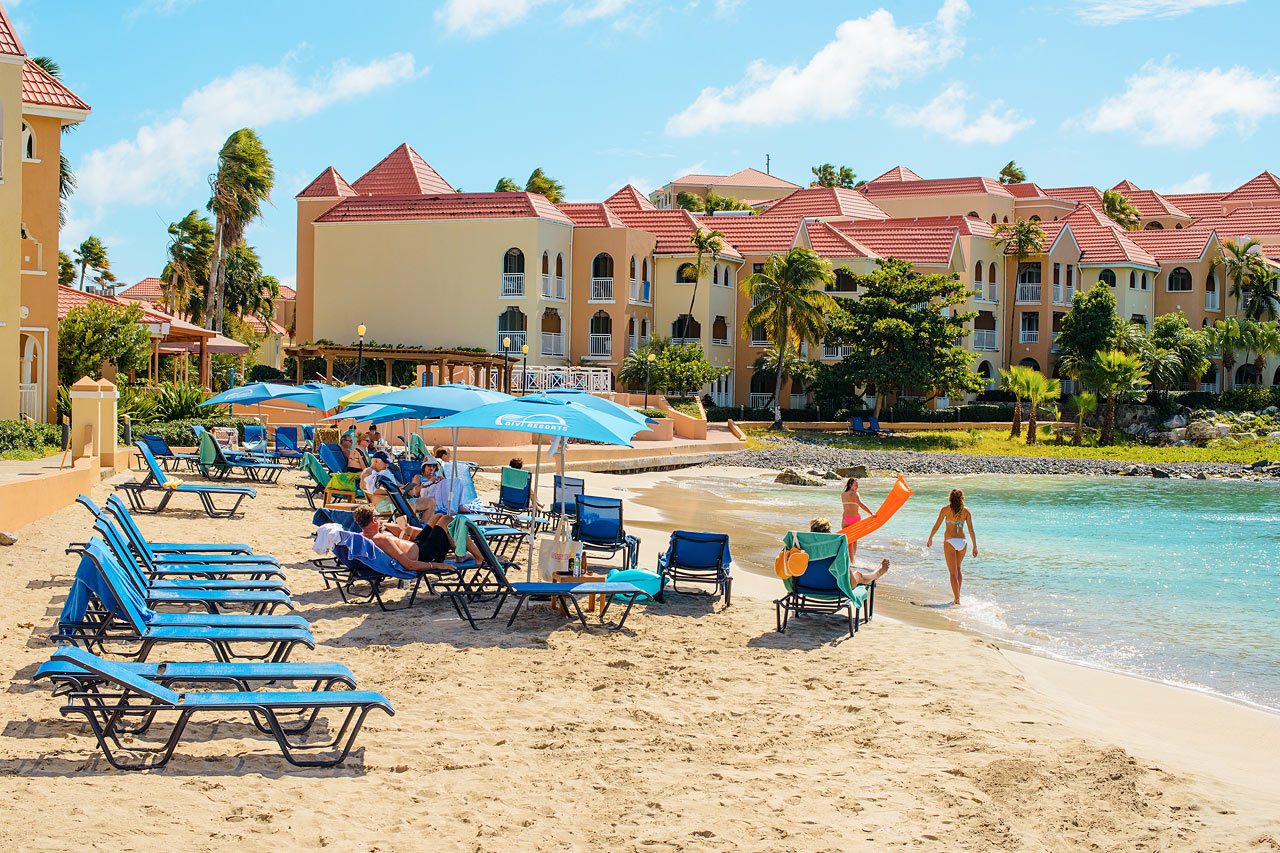 Nyd strandlivet direkte ved hotellet