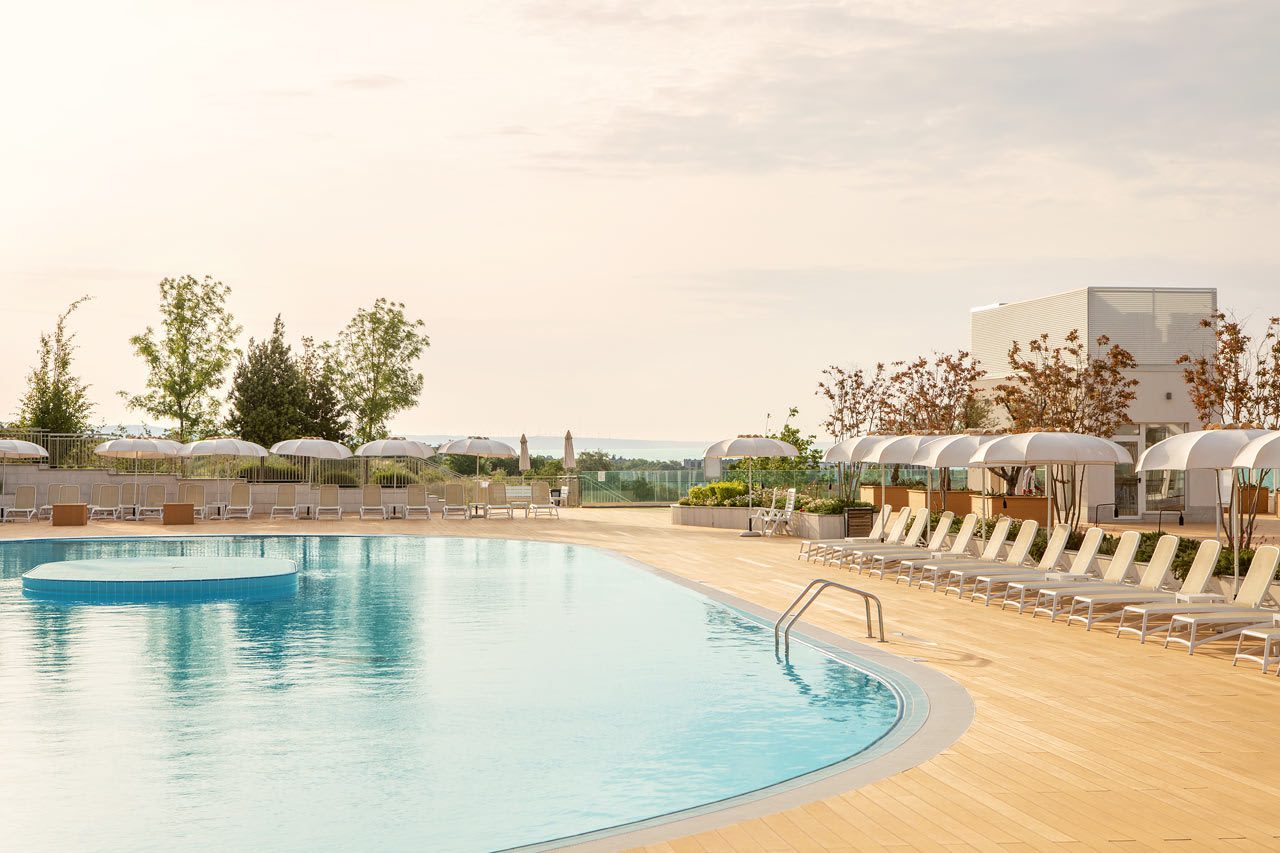 Poolen oven for receptionsbygningen